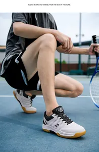 Gedetailleerd overzicht van ademende witte badmintonschoenen met professionele rubberen zool