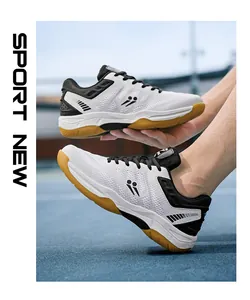 Detailweergave van ademende witte badmintonschoenen met rubberen zolen op blauwe baan
