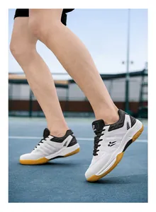 Dynamische close-up van de mesh-textuur en rubberen zool van professionele badmintonschoenen