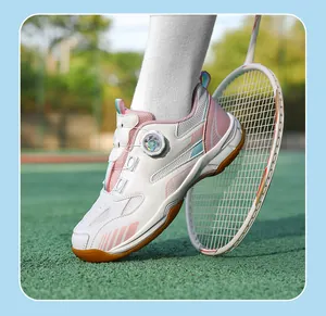Vue détaillée du système de boucle rotative sur des chaussures de badminton respirantes