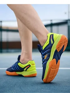 Close-up van ademende blauw-gele sportschoenen die op een indoor sportveld worden gedragen
