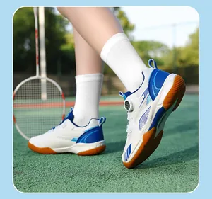 Chaussures de badminton respirantes avec boucle rotative sur un terrain de sport.
