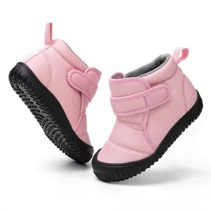 Vue détaillée de bottes de neige roses pour enfants avec doublure en polaire chaude.