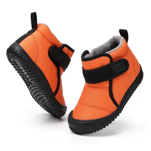 Détail de bottes de neige orange pour bébés avec doublure en polaire grise chaude