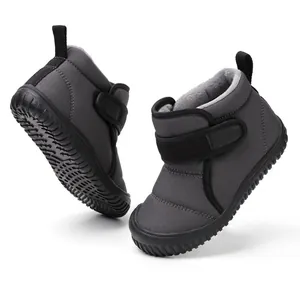 Détail de bottes de neige grises pour enfants avec doublure polaire et semelle antiglisse