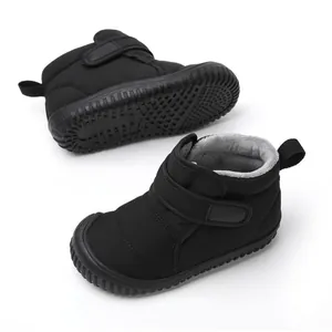 Détail de bottes d'hiver pour enfants noires doublées de polaire et semelle antidérapante