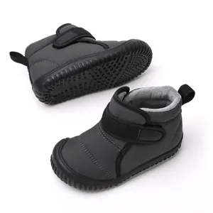 Détail montrant la semelle antidérapante et la doublure polaire des bottes pour bambins.
