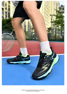Détail de chaussures de sport professionnelles noires et bleues pour volley et badminton
