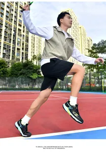 Athlète sautant sur le terrain avec des chaussures de volley-ball professionnelles