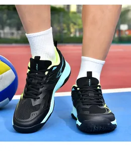 Vue aux pieds de chaussures de volleyball professionnelles noires et vert néon