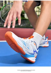 Gros plan détaillé de chaussures de volley-ball avec semelle en gomme orange.