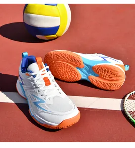 Détail de chaussures de volley blanches avec semelles en gomme antidérapantes