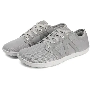 Leichte graue Barfußschuhe mit breiter Zehenbox und atmungsaktivem Mesh-Obermaterial Detail