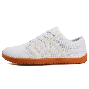 Leichter weißer minimalistischer Barfuß-Trailrunningschuh mit orangefarbener Sohle