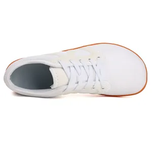 Draufsicht auf weiße minimalistische Barfußschuhe mit atmungsaktivem Mesh und breiter Zehenbox