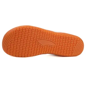 Detail der strapazierfähigen orangefarbenen Gummilaufsohle mit rutschfestem Profil für Barfußschuhe