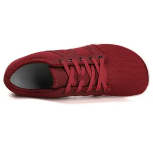 Draufsicht auf einen burgunderroten Barfuß-Sportschuh mit breiter Zehenbox und Mesh-Gewebe.