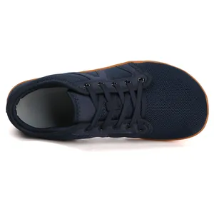 Draufsicht auf dunkelblaue Barfuß-Sportschuhe mit breiter Zehenbox und Mesh-Obermaterial