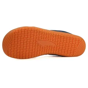 Detailansicht des rutschfesten Gummiprofils für Barfußschuhe mit breiter Zehenbox