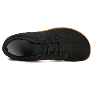Draufsicht auf schwarze atmungsaktive Barfuß-Trailschuhe mit breitem Zehenbereich.