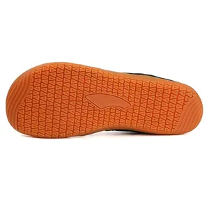 Detailansicht der rutschfesten Gummisohle für Outdoor-Barfuß-Trailrunning-Schuhe