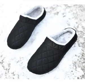 Chaussons thermiques matelassés noirs avec doublure en peluche chaude sur la neige