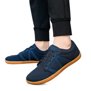Bequeme dunkelblaue Barfußschuhe mit breiter Zehenbox und rutschfester Gummisohle