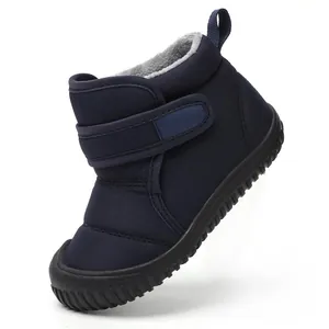 Vue détaillée de la botte de neige pour enfants bleu marine avec doublure polaire chaude