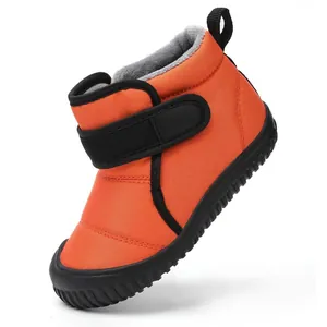 Vue détaillée des bottes de neige orange pour enfants avec doublure polaire et scratch