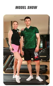 Kaukasische Modelle tragen weiße Fünf-Finger-Erdungsschuhe auf Laufbändern im Fitnessstudio