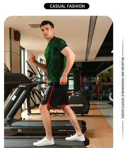 Weiße Profi-Fünf-Finger-Fitness- und Wat-Schuhe für Männer, die im Fitnessstudio laufen