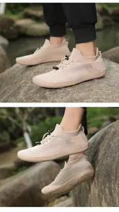 Scarpe beige in maglia a piedi nudi leggere con punta larga mostrate in ambiente aperto.