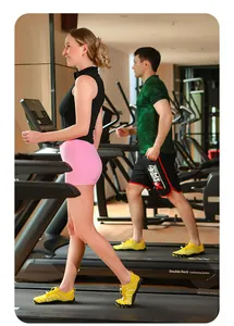 Nahaufnahme der gelben Fünf-Finger-Fitnessschuhe auf einem Laufband im Fitnessstudio