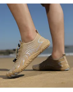 Atmungsaktive khaki Outdoor-Wasserschuhe für Herren und Damen am Sandstrand Nahaufnahme