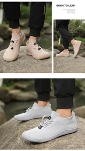 Vista dettagliata di scarpe in maglia traspirante a punta larga in beige e grigio.
