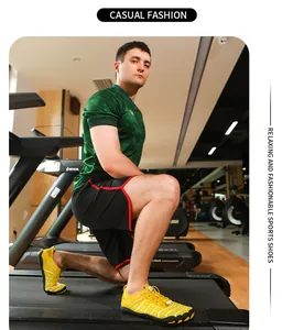 Professioneller Mann im Fitnessstudio mit gelben Fünf-Finger-Schuhen zum Wandern und Sport.