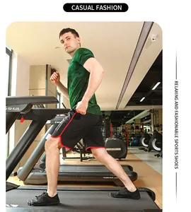 Modell läuft auf Laufband in schwarzen minimalistischen Zehenschuhen für Fitness
