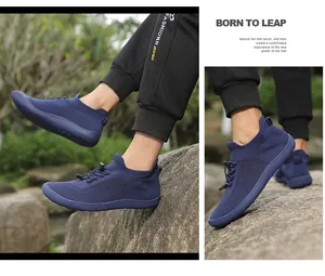 Vista dettagliata della maglia blu traspirante e dei lacci sulle scarpe da passeggio