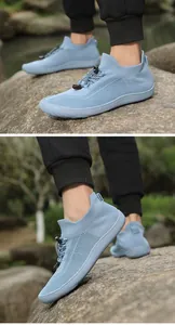 Vista dettagliata di scarpe a calzino in maglia azzurra su un modello all'aperto.