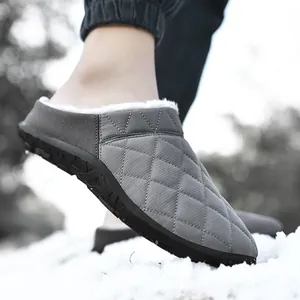 Pantoufles d'hiver chaudes avec tige en tissu matelassé et doublure polaire sur la neige
