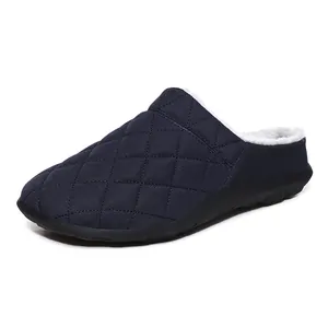 Pantoufles d'hiver matelassées bleu marine avec doublure en polaire blanche et semelle antidérapante