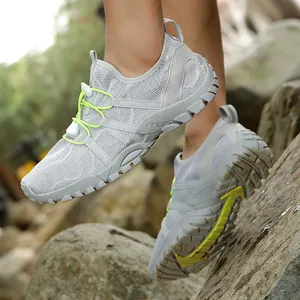 Lichtgewicht ademende grijze outdoor wandelschoenen met antislipzool en neon veters