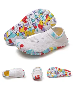 Detaillierte Mehrwinkelansicht weißer Barfuß-Socken-Schuhe mit bunter Gummisohle