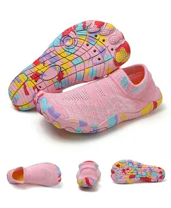 Mehrwinkel-Ansicht pinker Camouflage-Wasserschuhe mit atmungsaktivem Strick und Profilsohle.