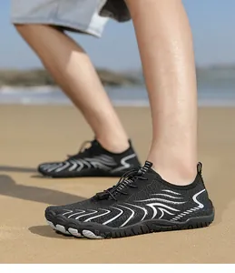 Detailansicht schwarzer schnelltrocknender Wasserschuhe mit weißem Muster am Strand