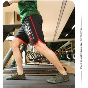 Seitenansicht-Detailaufnahme olivgrüner Fünf-Finger-Barfußschuhe im Fitnessstudio