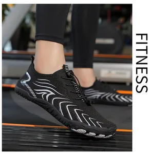 Nahaufnahme atmungsaktiver schwarzer Watschuhe mit Wellenmustern für Fitness und Strand