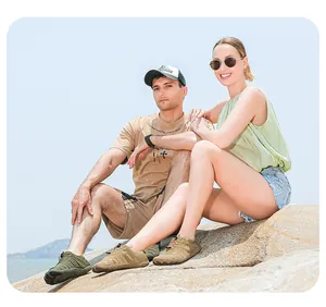 Paar trägt Barfuß-Fünffinger-Wasserschuhe für Outdoor-Wandern und Strandaktivitäten