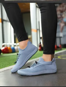 Scarpe da passeggio leggere azzurre in maglia con punta larga e suola flessibile morbida