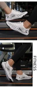 Detailansicht der weißen Schnelltrocknenden Wasserschuhe mit schwarzem Wellenmuster für Fitness